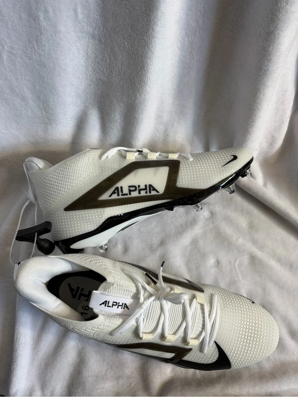 Nike Alpha Menace Elite 4 White Black HF4550-100 Football Cleats Size 16 New